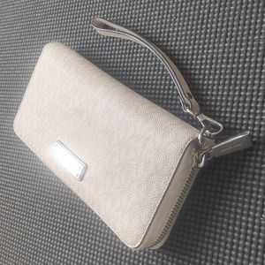 Michael Kors Wallet – slightly dirty